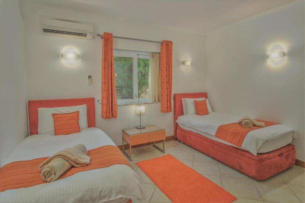 ラゴスにあるCasa Monte Cristo Apartments - Orangeのベッドルーム1室(ベッド2台、窓付)
