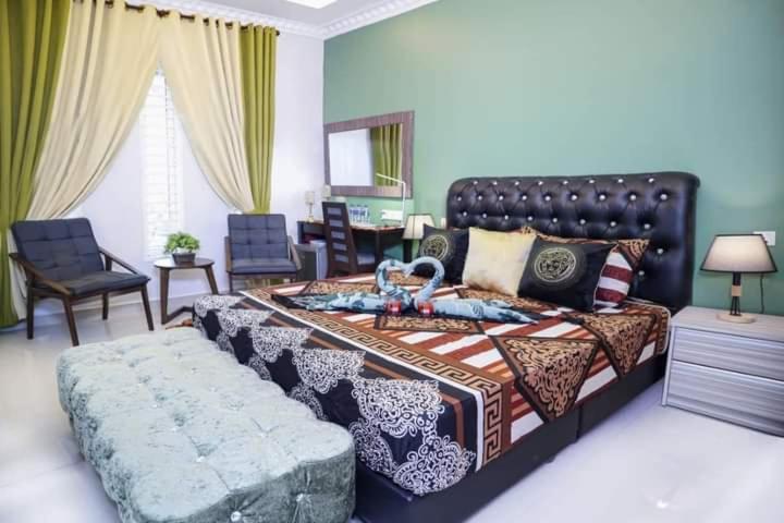 Postel nebo postele na pokoji v ubytování Ghazrin's Garuda Hotel