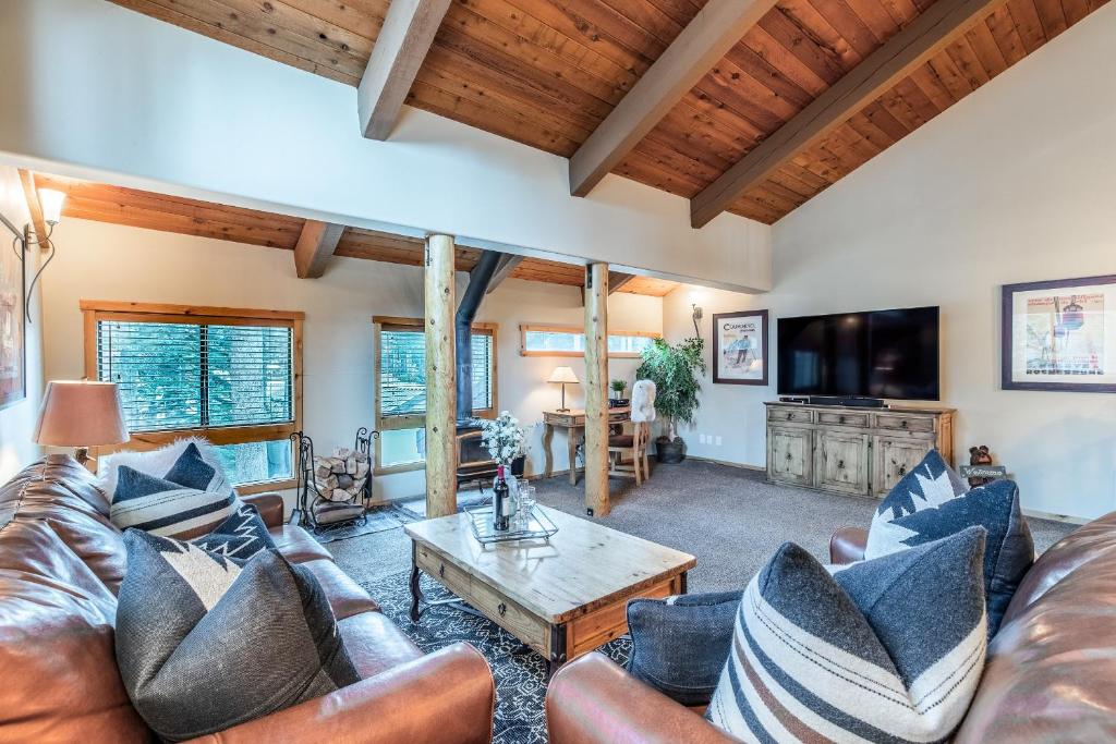 a living room with a couch and a coffee table at Courchevel 14 Remodeled Light and Bright Mountain Cabin, Walk to Canyon Lodge Slopes in Mammoth Lakes