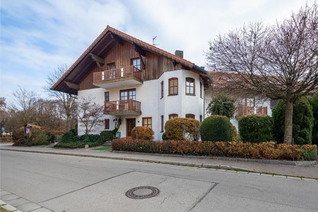 Casa blanca grande con techo de madera en Appartementhaus Meier, en Bad Füssing