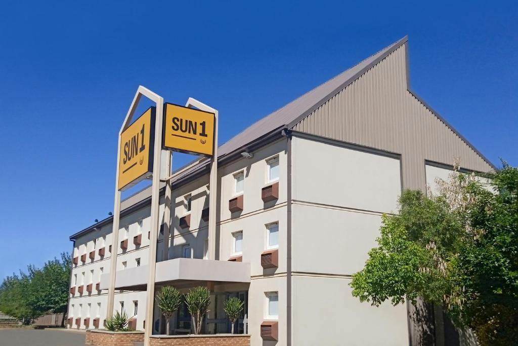 a building with a sun inn sign in front of it at SUN1 Kimberley in Kimberley