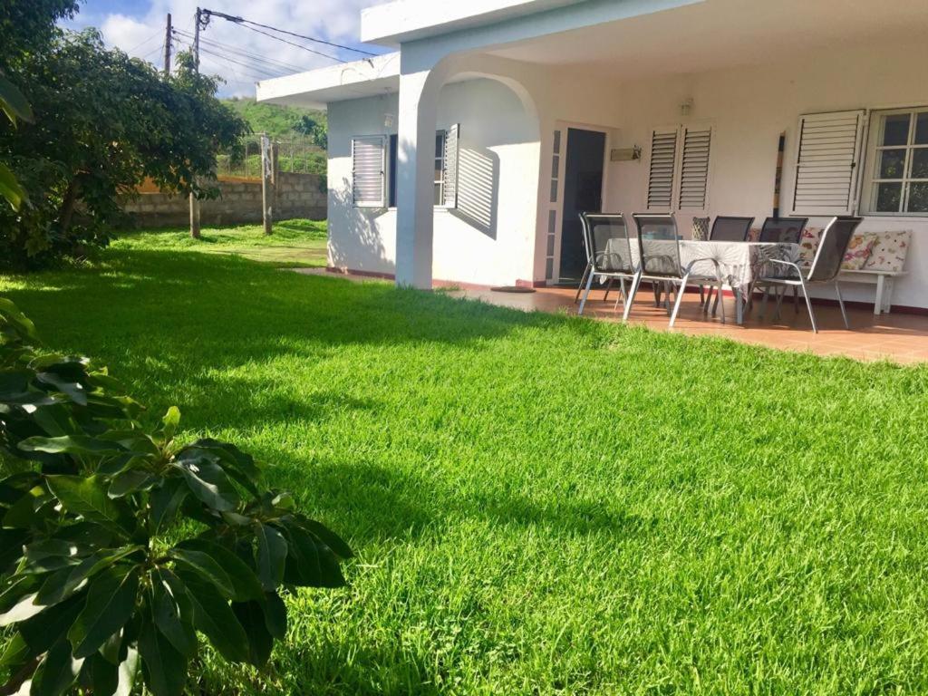 a lawn in front of a house with a table and chairs at Cottage Gran Canaria En Reformas in Valsequillo