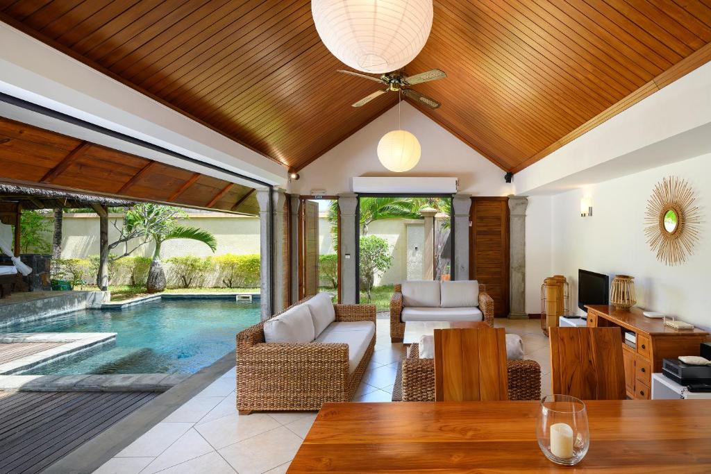 Bazén v ubytování Oasis Villas by Fine & Country nebo v jeho okolí