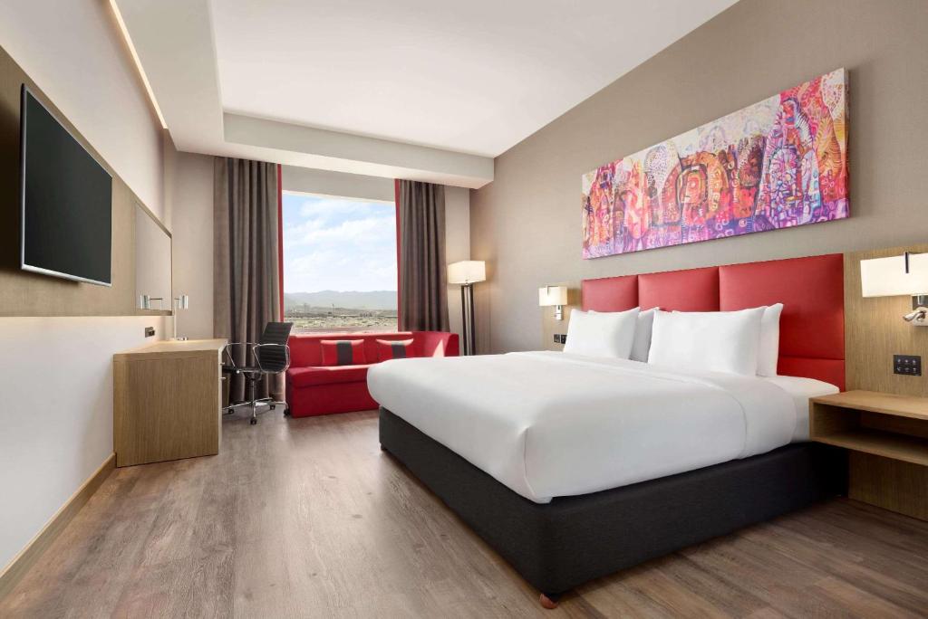 Postel nebo postele na pokoji v ubytování Ramada Encore by Wyndham Muscat Al-Ghubra