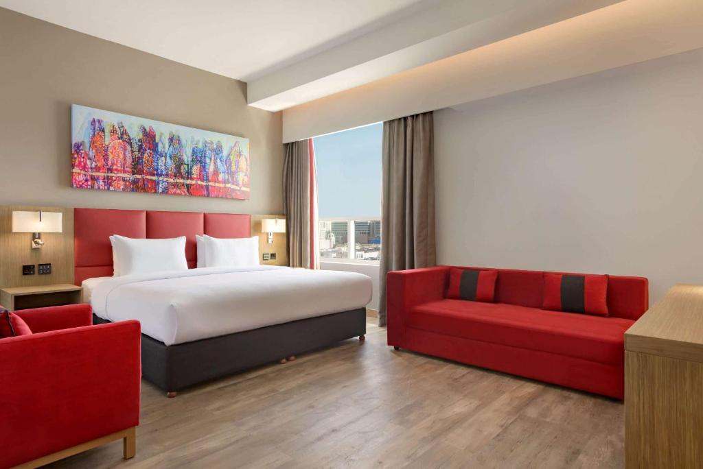 Postel nebo postele na pokoji v ubytování Ramada Encore by Wyndham Muscat Al-Ghubra