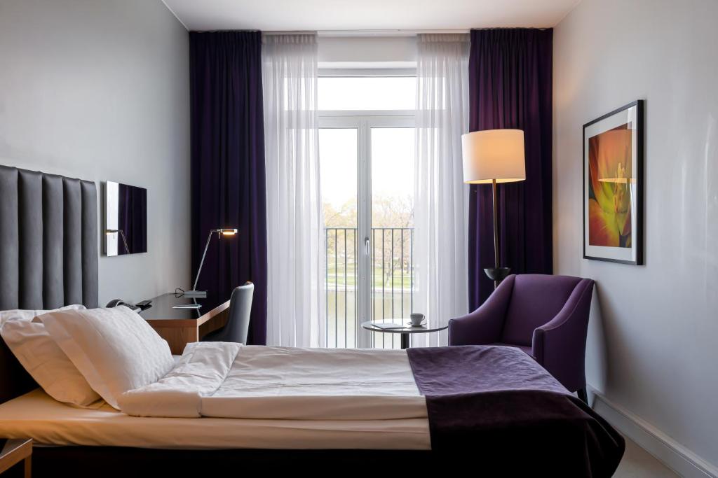 Postel nebo postele na pokoji v ubytování Elite Stadshotellet Eskilstuna