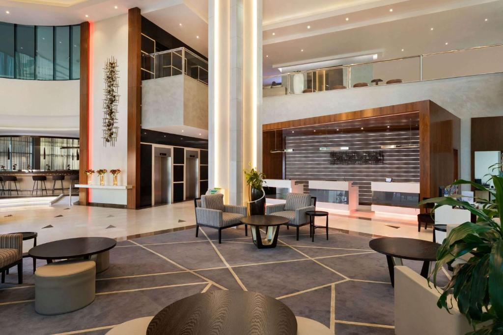 Uma área de estar em Ramada by Wyndham Dubai Barsha Heights