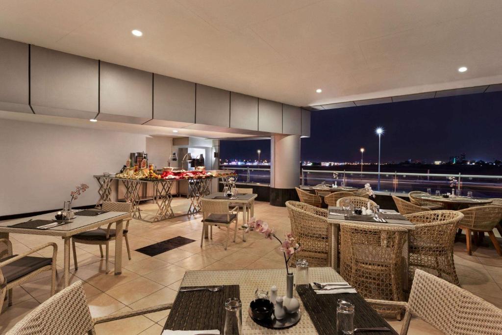 Uma área de estar em Ramada by Wyndham Dubai Barsha Heights