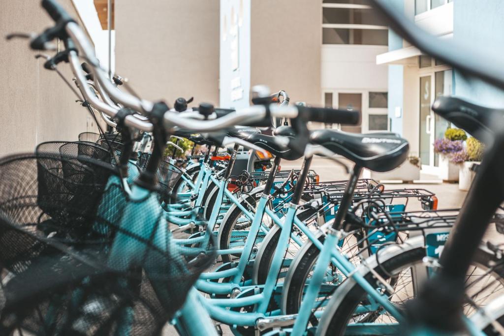 a bunch of bikes lined up in a row at Mosella Suite Hotel in Sottomarina