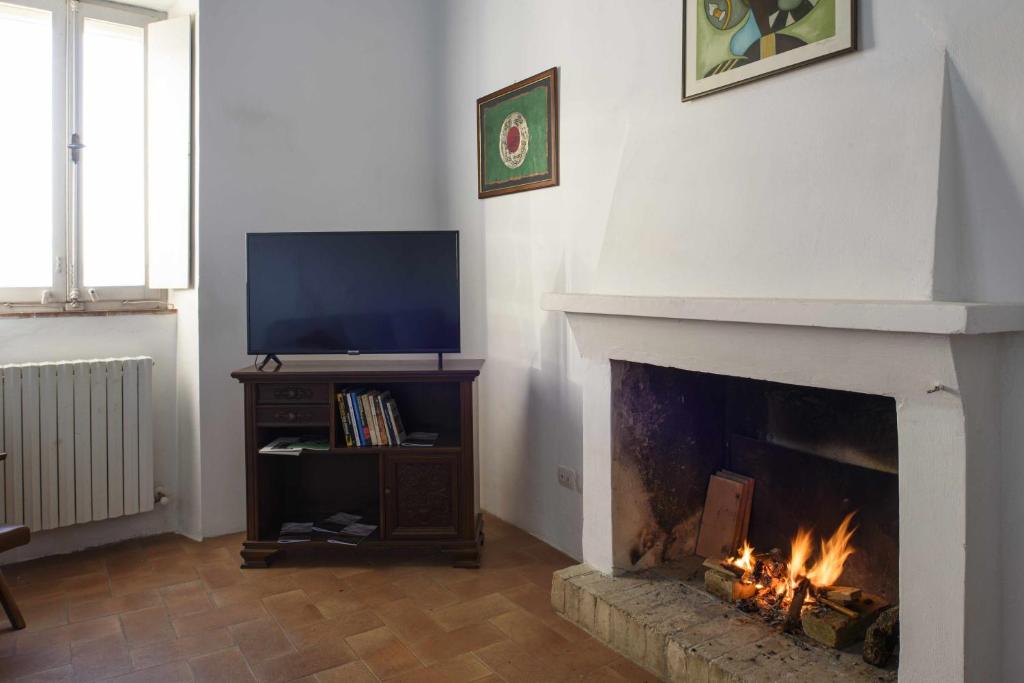 Televízia a/alebo spoločenská miestnosť v ubytovaní CASA LELLA Monte San Pietrangeli