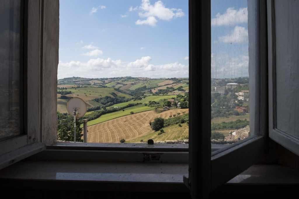 LA CASA DE MARIOvicino a porta da sole في Monte San Pietrangeli: نافذة مفتوحة مطلة على ميدان