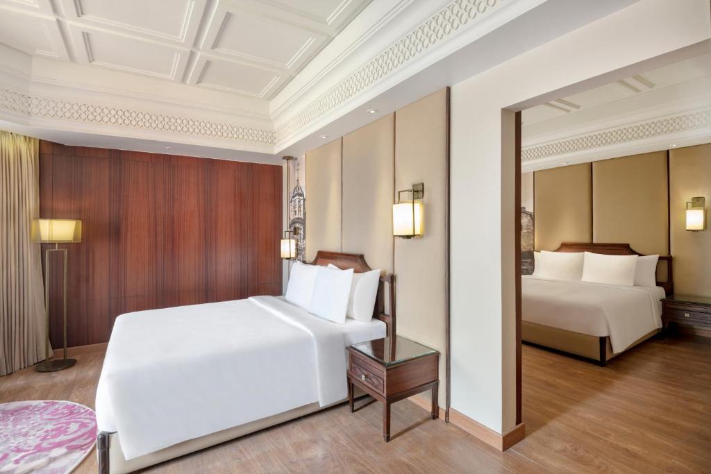 Postel nebo postele na pokoji v ubytování Radisson Kufri