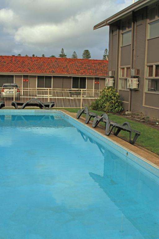 Der Swimmingpool an oder in der Nähe von Hospitality Esperance SureStay Collection by Best Western