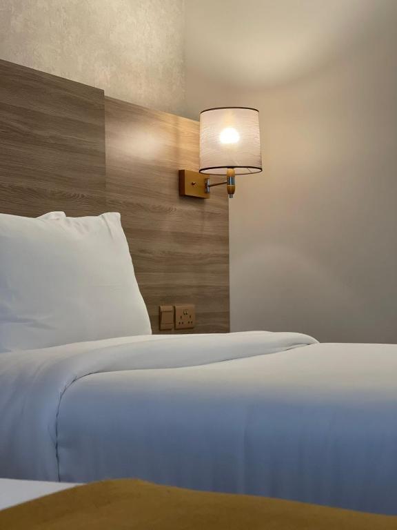 Postel nebo postele na pokoji v ubytování Grand Tourist Hotel
