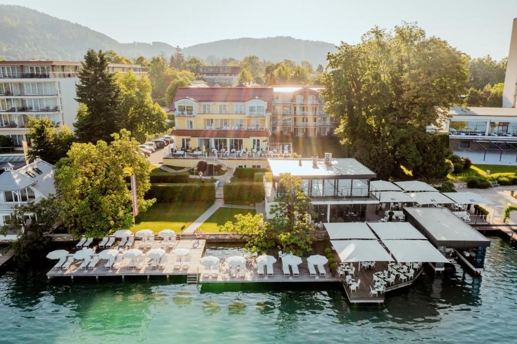 una vista aérea de un complejo sobre el agua en Seehotel Dr. Jilly, en Pörtschach am Wörthersee