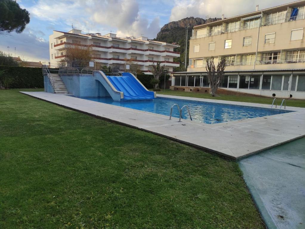 a swimming pool with a slide in a park at Blaupark apartamento vacacional con piscina y terraza en l'Estartit (Costa Brava) in L'Estartit