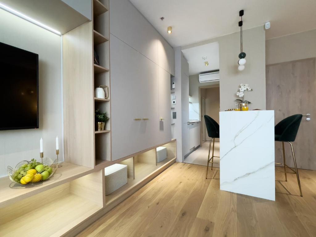 Televízia a/alebo spoločenská miestnosť v ubytovaní Emerald Downtown Luxury Suites by Continental Group