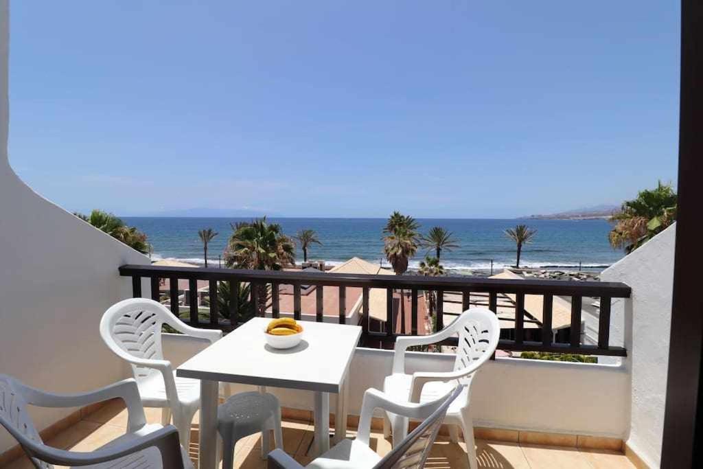 balcón con mesa, sillas y vistas al océano en Parque Santiago II 379 Tenerife Rental and Sales, en Playa de las Américas
