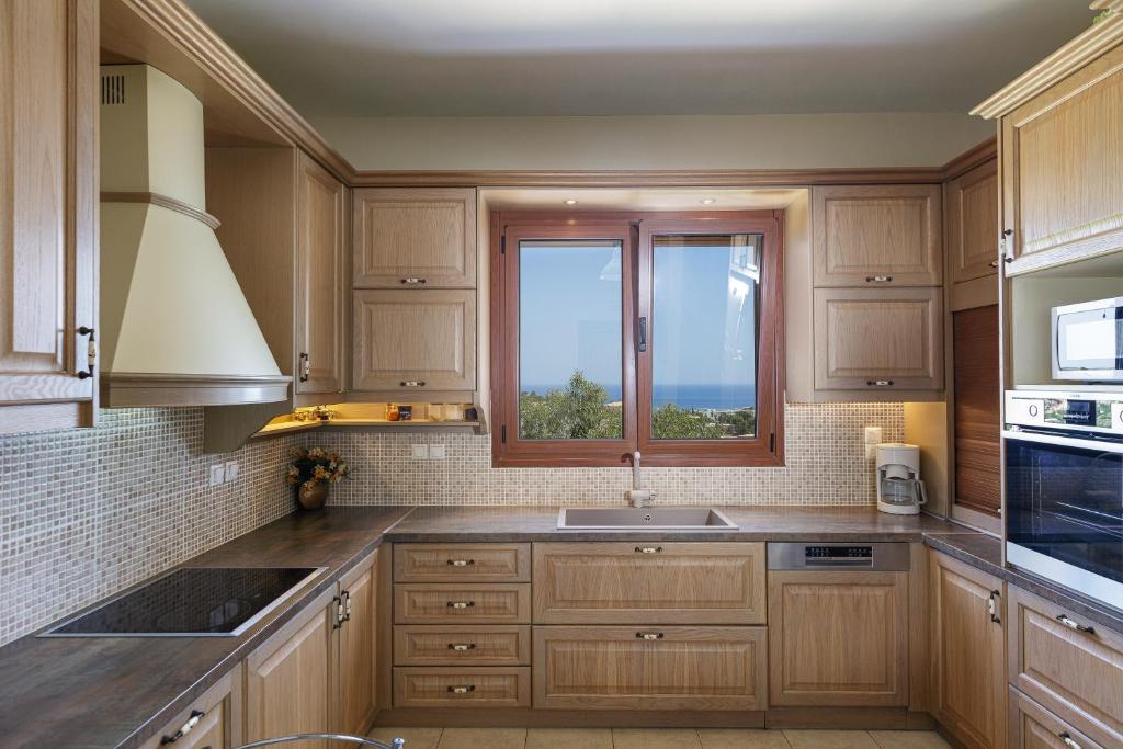 Kuchnia lub aneks kuchenny w obiekcie Veranda Sea View Villa, Walking Distance to Beach, By ThinkVilla