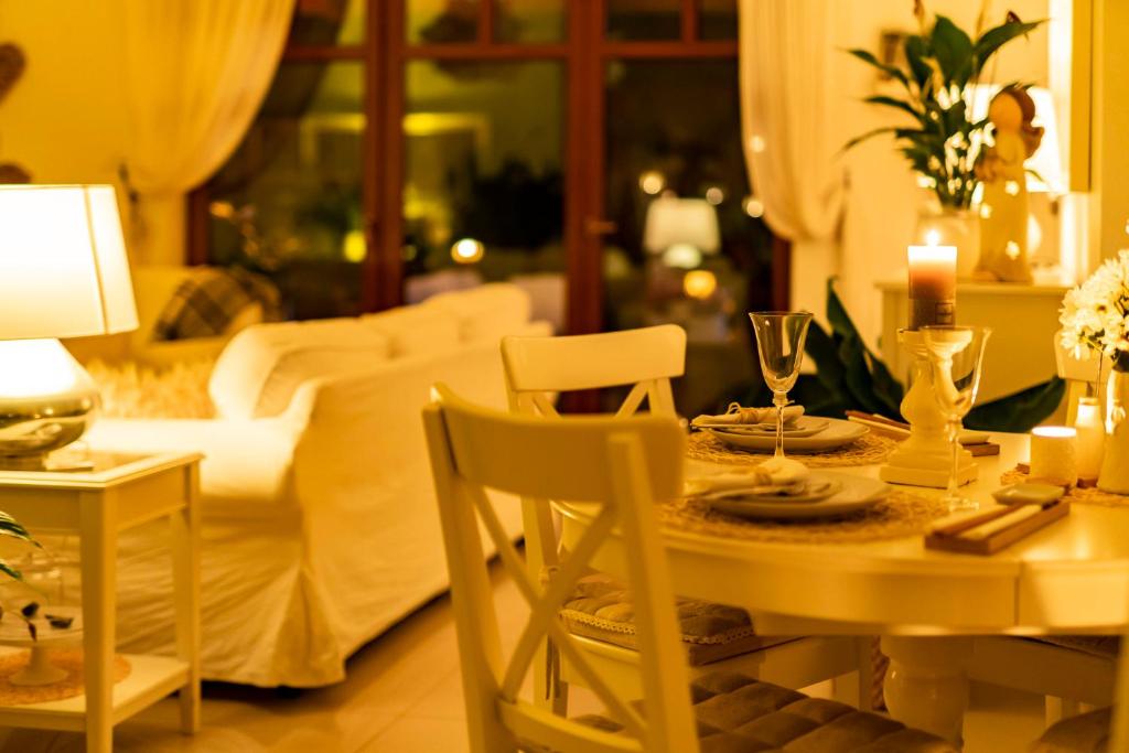Posedenie v ubytovaní Spa Love Home Sauna Jacuzzi ROMANTYCZNY DOM DLA PARY Z PRYWATNYM SPA