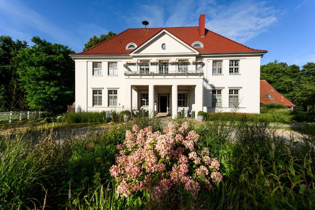 une maison blanche avec un toit rouge dans l'établissement Gut Vorbeck, à Gneven