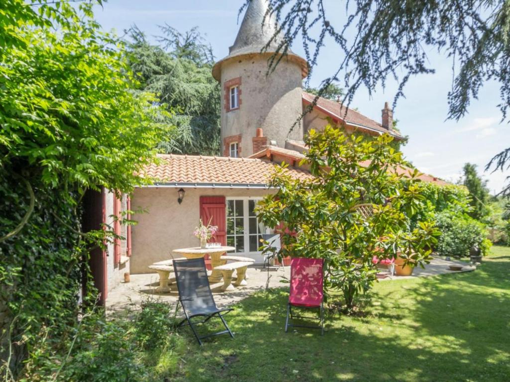 uma casa com uma mesa e cadeiras no quintal em Gîte La Haie-Fouassière, 3 pièces, 5 personnes - FR-1-306-799 em La Haie-Fouassière