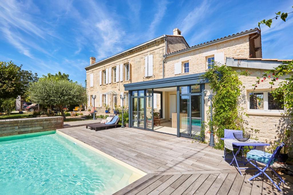 Casa con piscina y patio en Clos des oliviers, en Aubie-et-Espessas