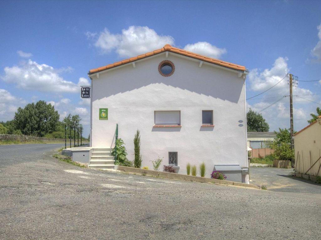 ein weißes Haus am Straßenrand in der Unterkunft Gîte La Chapelle-Basse-Mer, 3 pièces, 6 personnes - FR-1-306-814 in La Chapelle-Basse-Mer
