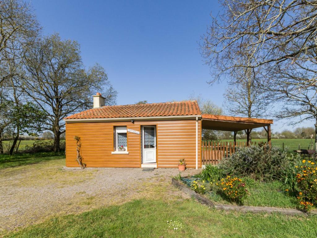 ein kleines Haus auf einem Hügel auf einem Feld in der Unterkunft Gîte Frossay, 2 pièces, 2 personnes - FR-1-306-1027 in Frossay