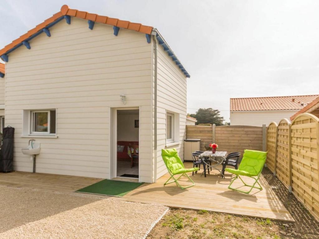 a house with a patio with a table and chairs at Gîte La Plaine-sur-Mer, 2 pièces, 4 personnes - FR-1-306-1062 in La Plaine-sur-Mer