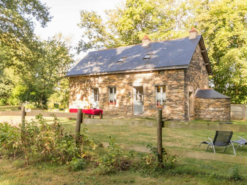 una casa de piedra en un campo con una valla en Gîte Nozay, 4 pièces, 6 personnes - FR-1-306-1115, en Nozay