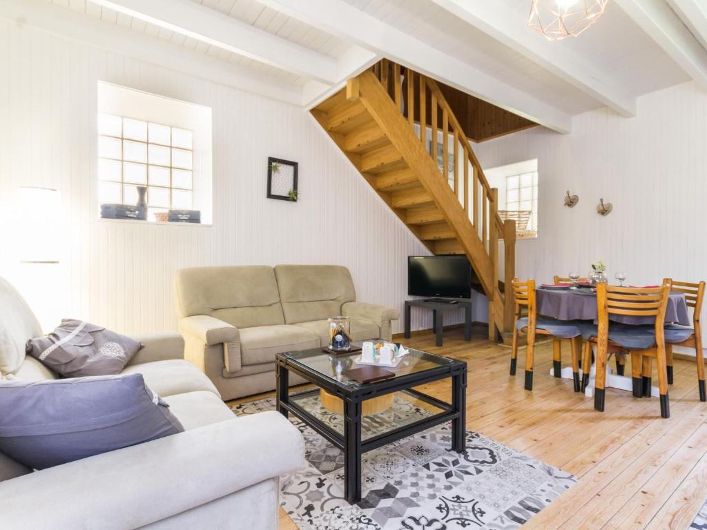 ein Wohnzimmer mit einem Sofa und einem Tisch in der Unterkunft Gîte Saint-Lyphard, 3 pièces, 4 personnes - FR-1-306-1163 in Saint-Lyphard
