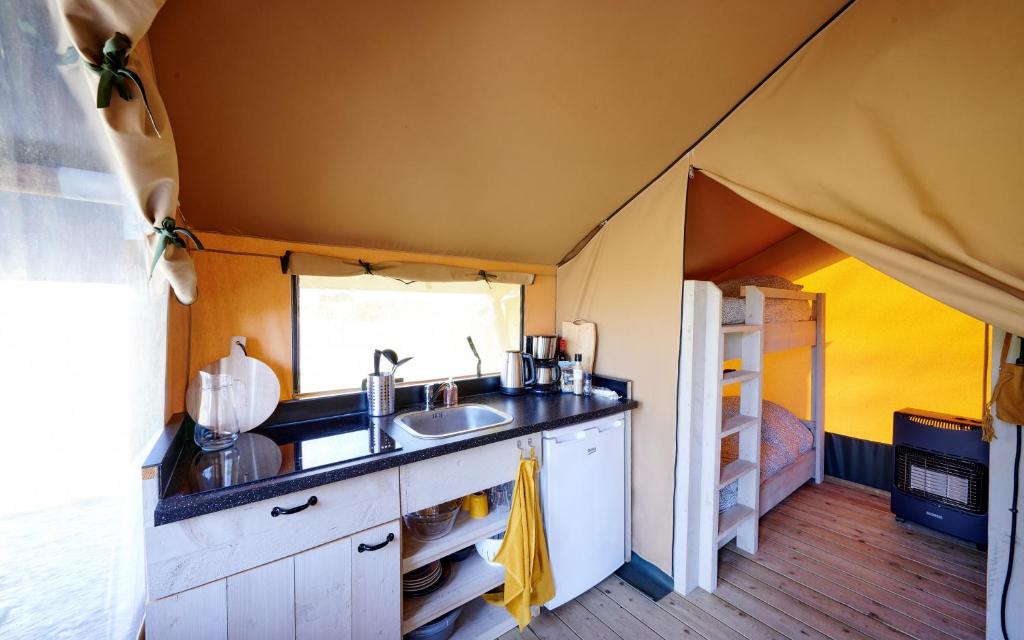 Kuchyň nebo kuchyňský kout v ubytování Camping At Sea
