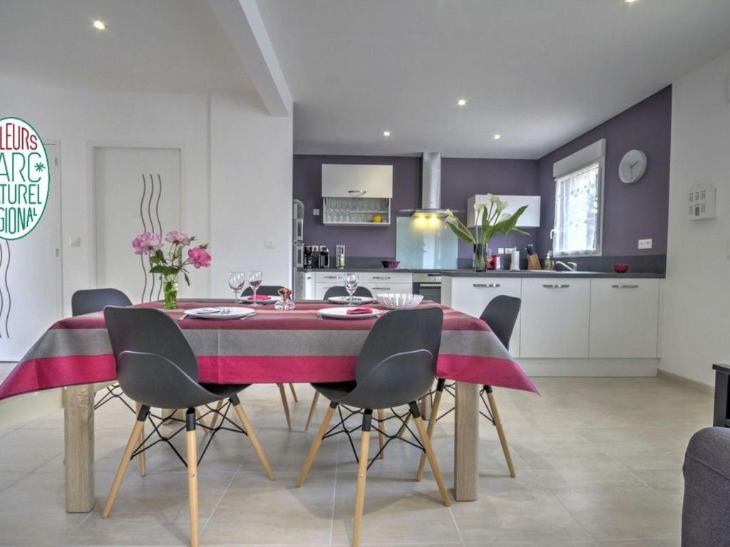 uma cozinha e sala de jantar com mesa e cadeiras em Gîte Herbignac, 4 pièces, 7 personnes - FR-1-306-1105 em Herbignac