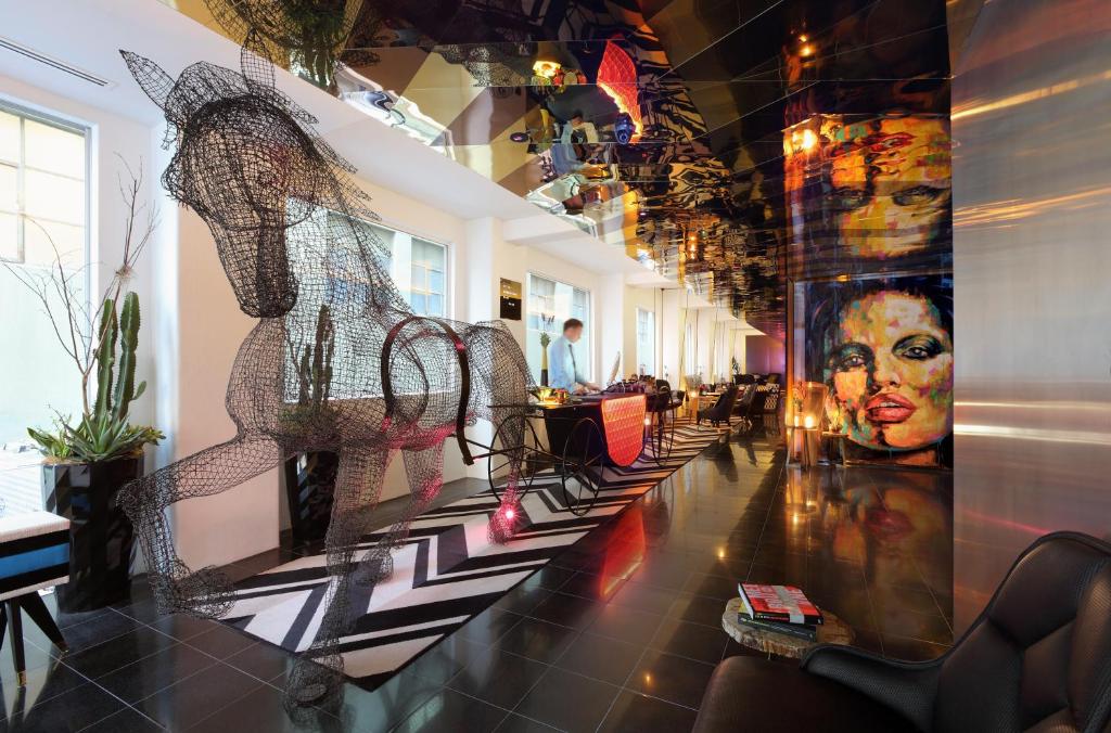 un couloir d'un restaurant avec des œuvres d'art sur les murs dans l'établissement Adelphi Hotel, à Melbourne