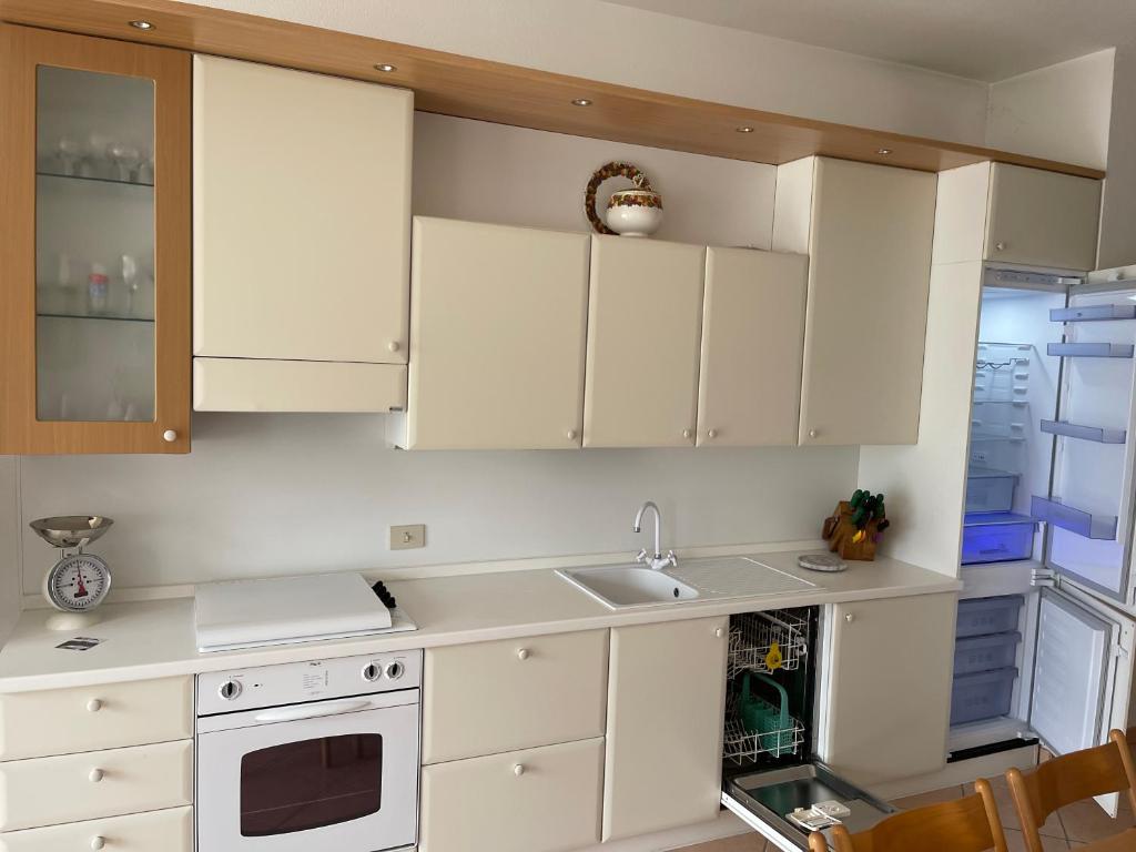 A cozinha ou kitchenette de Appartamenti Lago di Como