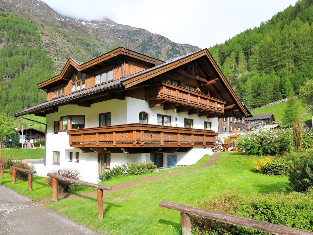 um grande edifício com varandas de madeira numa colina em Apartment Anemone - SOE710 by Interhome em Sölden