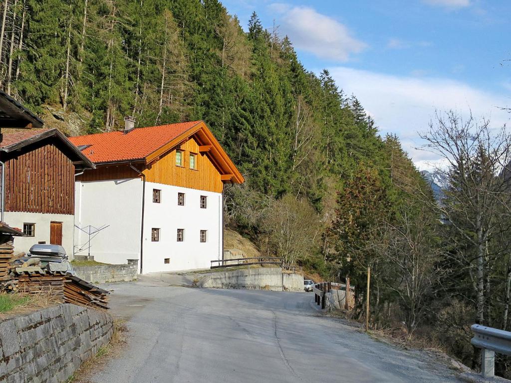 una casa con techo naranja al lado de una carretera en Holiday Home Jagdhaus Strengen - SNN100 by Interhome en Oberriefen