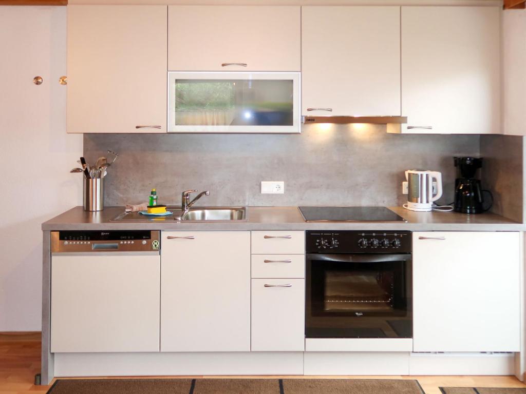 Kuchyňa alebo kuchynka v ubytovaní Apartment Zechner-2 by Interhome