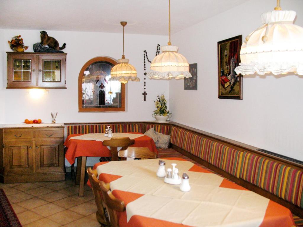 Restaurant o iba pang lugar na makakainan sa Apartment Raphaela - SOE420 by Interhome
