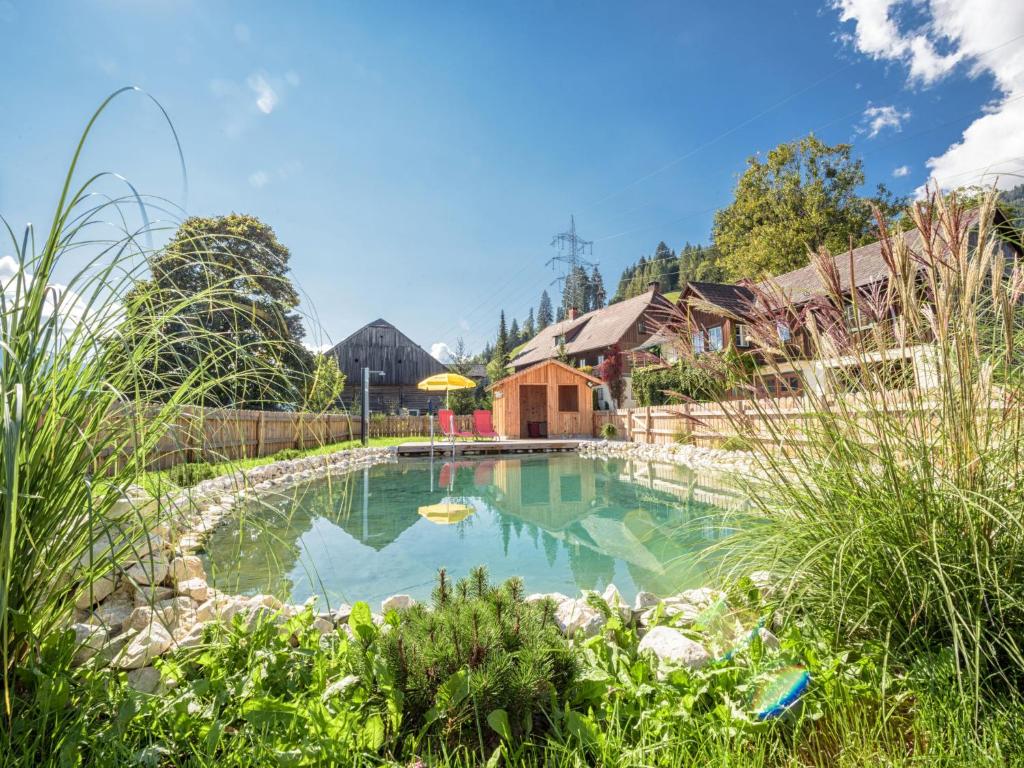 Bazén v ubytovaní Chalet Grimmingblickhütte by Interhome alebo v jeho blízkosti