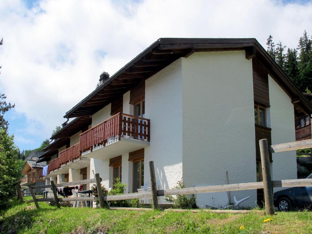 una casa con una valla delante de ella en Chalet Genepi by Interhome, en Les Collons