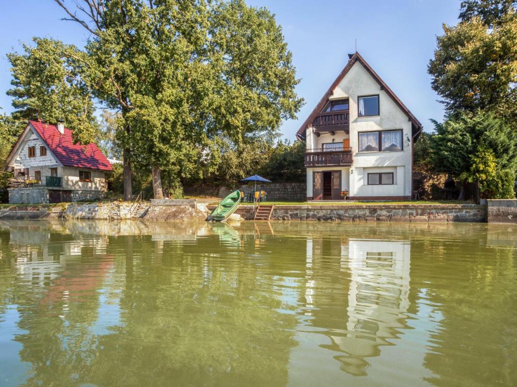 une maison sur la rive d'une masse d'eau dans l'établissement Chalet Panorama - DEH100 by Interhome, à Dehtáře