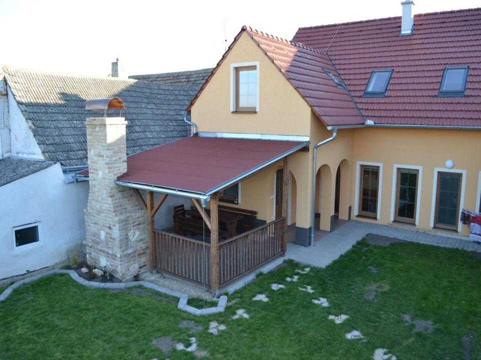 Budova, kde se prázdninový dům nachází
