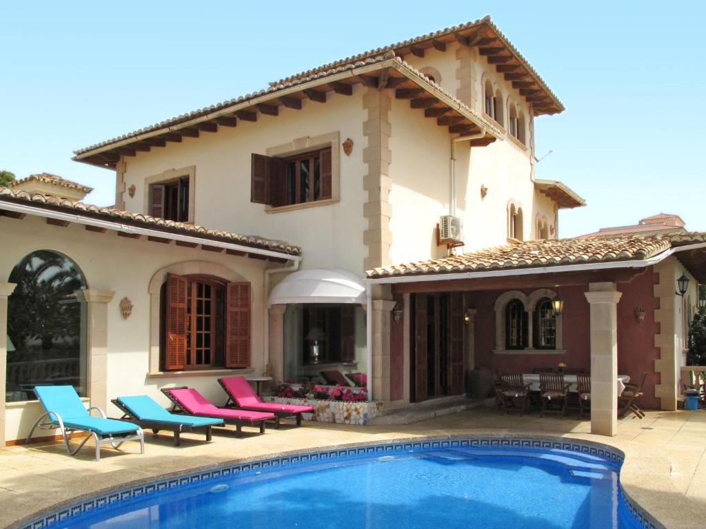 カラ・ラトハダにあるHoliday Home Villa Munar I - CRJ152 by Interhomeのヴィラ(家の前にスイミングプール付)