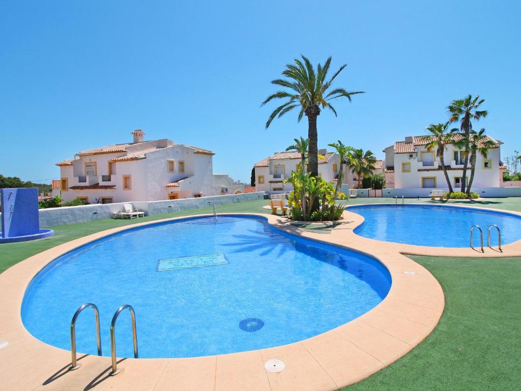 uma grande piscina em frente a uma villa em Holiday Home Puerta de Calpe 8 by Interhome em Calpe