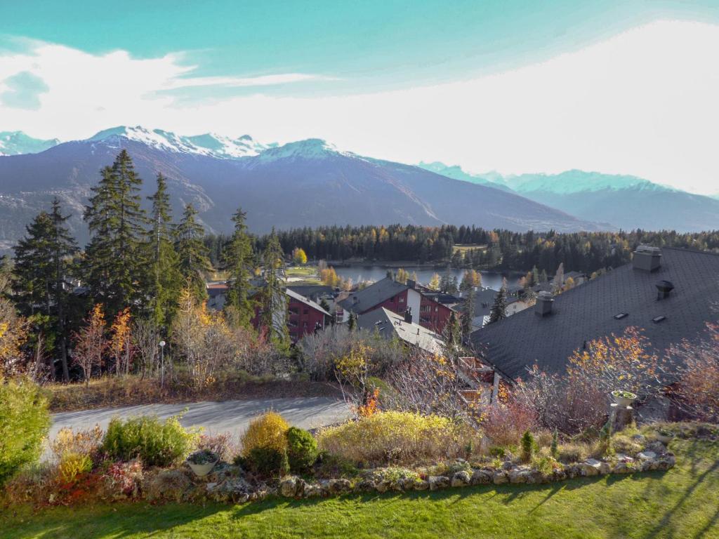 eine Luftansicht einer Stadt mit Bergen im Hintergrund in der Unterkunft Apartment Imperia by Interhome in Crans-Montana