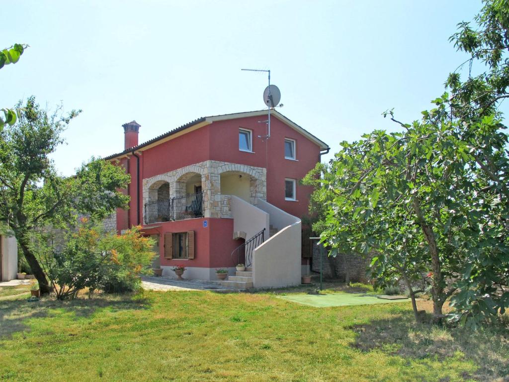 ein rotes Haus mit einer Treppe davor in der Unterkunft Holiday Home Nadija - PUL428 by Interhome in Vodnjan