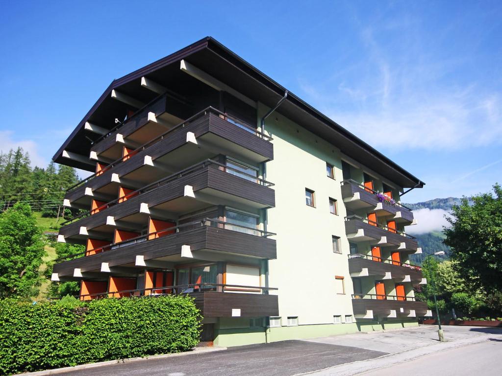 un edificio con balcones en un lateral en Apartment Haus Achenstrasse-2 by Interhome, en Bad Hofgastein