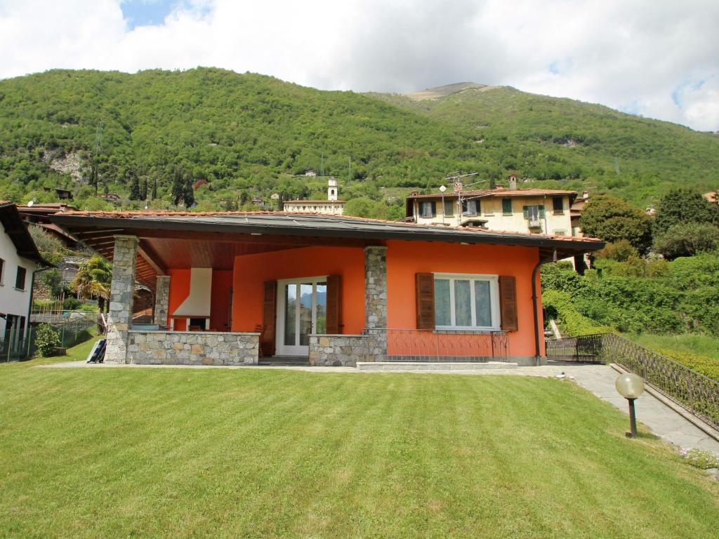 ein Haus mit grünem Rasen davor in der Unterkunft Villa Lenno by Interhome in Lenno